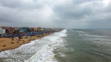  Hindistan, Puri, Orissa 'da kalabalık bir plaj manzarası..