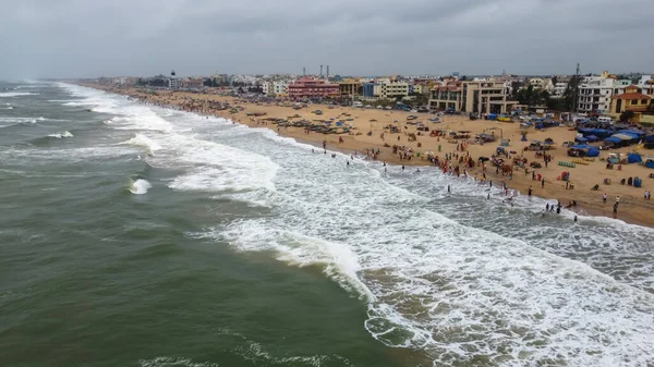  Hindistan, Puri, Orissa 'da kalabalık bir plaj manzarası..