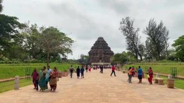 Odisha, Hindistan, 3 Nisan 2022 Ünlü Konark Güneş Tapınağı 'nı ziyaret eden insanlar 13. yüzyılda Konark, Odisha, Hindistan' da inşa edildi..