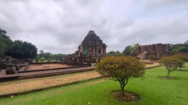 Odisha, Hindistan, 3 Nisan 2022 Ünlü Konark Güneş Tapınağı 'nı ziyaret eden insanlar 13. yüzyılda Konark, Odisha, Hindistan' da inşa edildi..