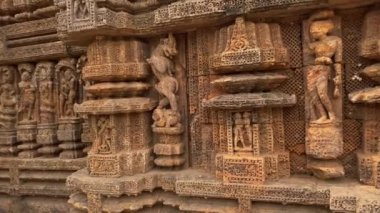 Odisha, Hindistan, 3 Nisan 2022 Ünlü Konark Güneş Tapınağı 'nı ziyaret eden insanlar 13. yüzyılda Konark, Odisha, Hindistan' da inşa edildi..