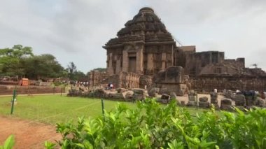 Odisha, Hindistan, 3 Nisan 2022 Ünlü Konark Güneş Tapınağı 'nı ziyaret eden insanlar 13. yüzyılda Konark, Odisha, Hindistan' da inşa edildi..
