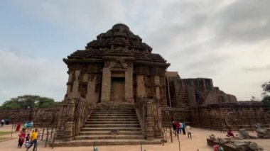 Odisha, Hindistan, 3 Nisan 2022 Ünlü Konark Güneş Tapınağı 'nı ziyaret eden insanlar 13. yüzyılda Konark, Odisha, Hindistan' da inşa edildi..
