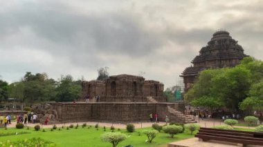 Odisha, Hindistan, 3 Nisan 2022 Ünlü Konark Güneş Tapınağı 'nı ziyaret eden insanlar 13. yüzyılda Konark, Odisha, Hindistan' da inşa edildi..