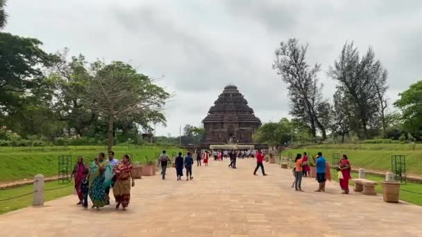 Odisha Indien April 2022 Menschen Besuchen Den Berühmten Sonnentempel Konark — Stockvideo