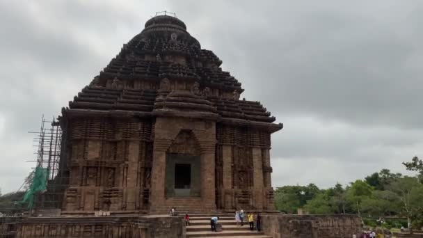 2022年4月3日 インド コナーク サン寺院を訪れる人々が インドのコナークにある13世紀のCeサン寺院に建てられました — ストック動画
