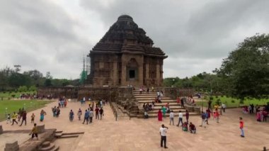 Odisha, Hindistan, 3 Nisan 2022 Ünlü Konark Güneş Tapınağı 'nı ziyaret eden insanlar 13. yüzyılda Konark, Odisha, Hindistan' da inşa edildi..