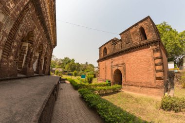 17. yüzyılda Batı Bengal Hindistan, Bisshnupur 'da Radhashyam mandir' de inşa edilmiş süslü bir terracotta Hindu tapınağı..