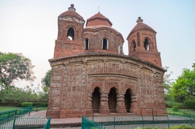 1643 yılında Bishnupur 'daki Pancha Ratna Tapınağı olarak da bilinen tarihi Shyam Rai tapınağı ünlü bir turizm merkezidir.