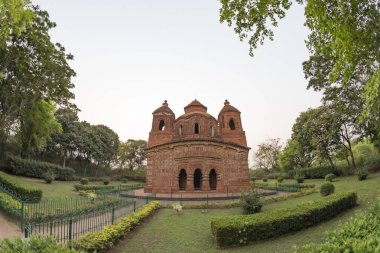 1643 yılında Bishnupur 'daki Pancha Ratna Tapınağı olarak da bilinen tarihi Shyam Rai tapınağı ünlü bir turizm merkezidir.