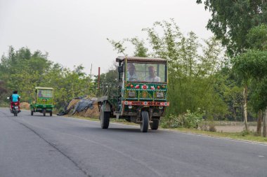 Purbba Goti, Batı Bengal, Hindistan 18 Nisan 2022 Motosiklet şasesine binen bir kişi. Buna Jugaad gadi de denir..