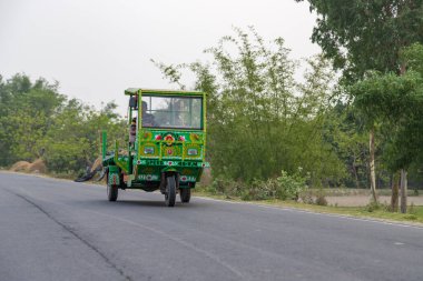 Purbba Goti, Batı Bengal, Hindistan 18 Nisan 2022 Motosiklet şasesine binen bir kişi. Buna Jugaad gadi de denir..