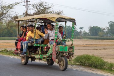 Purbba Goti, Batı Bengal, Hindistan 18 Nisan 2022 Motosiklet şasesine binen bir kişi. Buna Jugaad gadi de denir..