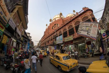 Kolkata, Batı Bengal, Hindistan, 11 Nisan 2022 İnsanlar, 13 Ocak 2012 'de Kolkata' da Nakhoda Mescid camiinin önünden geçerek işlek caddeye çıktılar. Cami 1926 'da inşa ediliyordu.