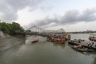 Kolkata, Batı Bengal, Hindistan, 12 Nisan 2022 Hintli insanlar 12 Nisan 2022 'de Kolkata, Hindistan' da feribot bekliyor. Feribot kullanmak, Hooghly Nehri 'ni geçmenin kolay, hızlı ve ucuz bir yoludur..