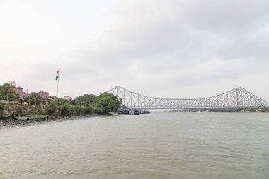 Ganj Nehri üzerindeki Howrah Köprüsü Howrah ve Kalküta arasında iletişim kuruyor. İngiliz Dönemi Köprüsü.