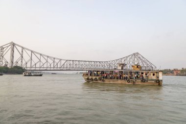 Kolkata, Batı Bengal, Hindistan, 12 Nisan 2022 Hintli insanlar 12 Nisan 2022 'de Kolkata, Hindistan' da feribot bekliyor. Feribot kullanmak, Hooghly Nehri 'ni geçmenin kolay, hızlı ve ucuz bir yoludur..