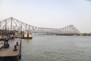 Kolkata, Batı Bengal, Hindistan, 12 Nisan 2022 Hintli insanlar 12 Nisan 2022 'de Kolkata, Hindistan' da feribot bekliyor. Feribot kullanmak, Hooghly Nehri 'ni geçmenin kolay, hızlı ve ucuz bir yoludur..
