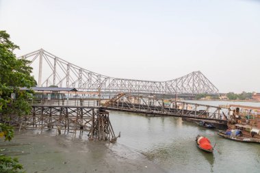 Kolkata, Batı Bengal, Hindistan, 12 Nisan 2022 Hintli insanlar 12 Nisan 2022 'de Kolkata, Hindistan' da feribot bekliyor. Feribot kullanmak, Hooghly Nehri 'ni geçmenin kolay, hızlı ve ucuz bir yoludur..