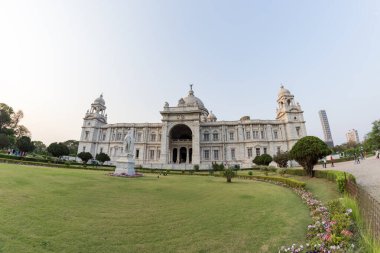Kolkata, Batı Bengal, Hindistan, 13 Nisan 2022 Sunrise sırasında Kolkata 'da büyük bir mermer bina olan Bahçeli Victoria Anıtı' nın görüntüsü.