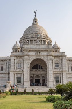 Kolkata, Batı Bengal, Hindistan, 13 Nisan 2022 Sunrise sırasında Kolkata 'da büyük bir mermer bina olan Bahçeli Victoria Anıtı' nın görüntüsü.