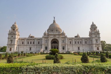 Kolkata, Batı Bengal, Hindistan, 13 Nisan 2022 Sunrise sırasında Kolkata 'da büyük bir mermer bina olan Bahçeli Victoria Anıtı' nın görüntüsü.