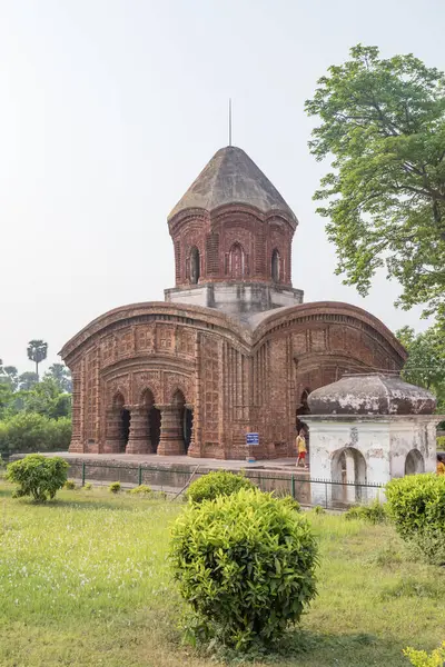 Kolkata, Batı Bengal, Hindistan, 14 Nisan 2022 Hooghly bölgesindeki Hangseshwari Tapınağı Kompleksi, 13 nilüfer şekilli ratna veya kuleleri ve komşu Ananta Basudeba Tapınağı 'ndaki terracotta sanat eserleriyle ünlüdür.