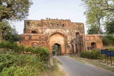 Doğu kapısındaki Lukochuri Darwaja harabeleri. Bengal 'deki Müslüman Nawabs' in başkenti. 13. yüzyıldan 16. yüzyıla kadar Gour, Hindistan 'da.