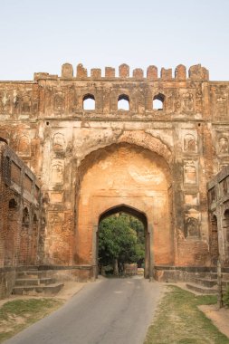 Doğu kapısındaki Lukochuri Darwaja harabeleri. Bengal 'deki Müslüman Nawabs' in başkenti. 13. yüzyıldan 16. yüzyıla kadar Gour, Hindistan 'da.