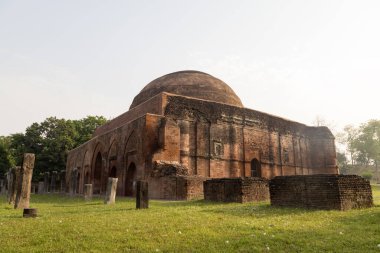 Chika ya da Chamkan Mescidi, Hindistan 'ın batısında yer alan Gaur, Batı Bengal' de 13. ve 16. yüzyıllarda Bengal 'in Müslüman kalıntılarının başkenti olan küçük bir caminin kalıntılarıdır..