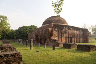 Chika ya da Chamkan Mescidi, Hindistan 'ın batısında yer alan Gaur, Batı Bengal' de 13. ve 16. yüzyıllarda Bengal 'in Müslüman kalıntılarının başkenti olan küçük bir caminin kalıntılarıdır..