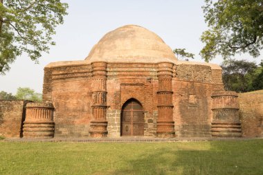 Chika ya da Chamkan Mescidi, Hindistan 'ın batısında yer alan Gaur, Batı Bengal' de 13. ve 16. yüzyıllarda Bengal 'in Müslüman kalıntılarının başkenti olan küçük bir caminin kalıntılarıdır..