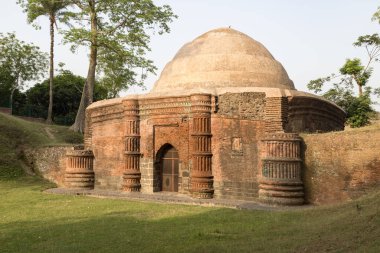 Chika ya da Chamkan Mescidi, Hindistan 'ın batısında yer alan Gaur, Batı Bengal' de 13. ve 16. yüzyıllarda Bengal 'in Müslüman kalıntılarının başkenti olan küçük bir caminin kalıntılarıdır..