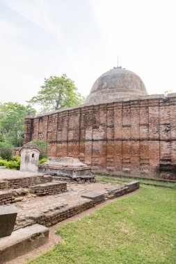 Kadam Rasul Mescidi, Hindistan 'ın Batı Bengal bölgesinde 13. ve 16. yüzyıllarda Bengal' deki Müslüman Nawabs 'in başkenti olan küçük bir caminin kalıntıları..