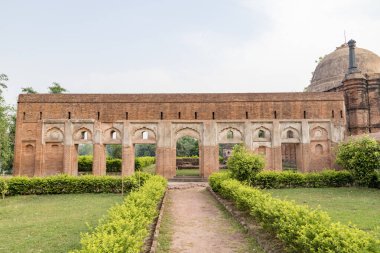 Kadam Rasul Mescidi, Hindistan 'ın Batı Bengal bölgesinde 13. ve 16. yüzyıllarda Bengal' deki Müslüman Nawabs 'in başkenti olan küçük bir caminin kalıntıları..