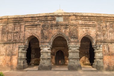 Kadam Rasul Mescidi, Hindistan 'ın Batı Bengal bölgesinde 13. ve 16. yüzyıllarda Bengal' deki Müslüman Nawabs 'in başkenti olan küçük bir caminin kalıntıları..