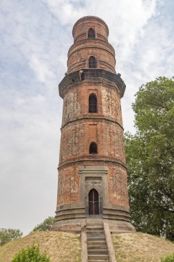 Firoz minar, Hindistan 'ın batısında, Gaur, Batı Bengal' de 13. ve 16. yüzyıllarda Bengal 'in Müslüman nawabs' lerinin başkenti olan küçük bir caminin kalıntılarıdır..