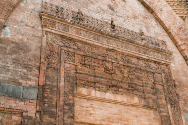 Dakhil Darwaza, Hindistan 'ın batısında, Gaur' da 13. ve 16. yüzyıllarda Bengal 'in Müslüman nawabs' lerinin başkenti olan küçük bir caminin kalıntıları..