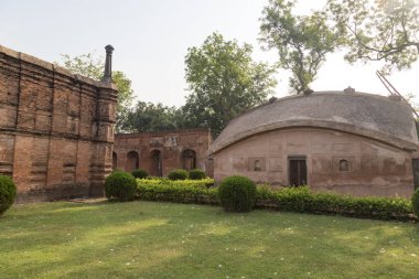 Kadam Rasul Mescidi, Hindistan 'ın Batı Bengal bölgesinde 13. ve 16. yüzyıllarda Bengal' deki Müslüman Nawabs 'in başkenti olan küçük bir caminin kalıntıları..