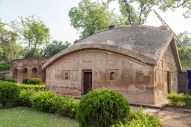 Kadam Rasul Mescidi, Hindistan 'ın Batı Bengal bölgesinde 13. ve 16. yüzyıllarda Bengal' deki Müslüman Nawabs 'in başkenti olan küçük bir caminin kalıntıları..