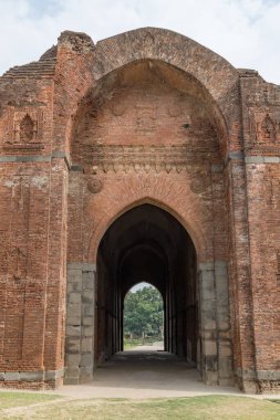 Dakhil Darwaza, Hindistan 'ın batısında, Gaur' da 13. ve 16. yüzyıllarda Bengal 'in Müslüman nawabs' lerinin başkenti olan küçük bir caminin kalıntıları..