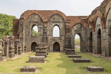 Gour bara duwari (12. kapı) veya bara sona mescidi, Hindistan 'ın batısında yer alan Gaur, West Bengal, Hindistan' da 13. ve 16. yüzyıllarda Bengal 'in başkenti olan küçük bir caminin kalıntılarıdır..