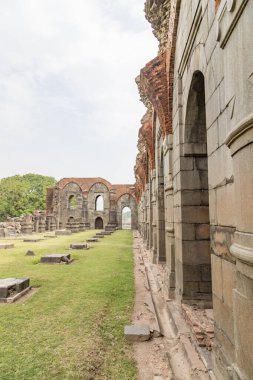 Gour bara duwari (12. kapı) veya bara sona mescidi, Hindistan 'ın batısında yer alan Gaur, West Bengal, Hindistan' da 13. ve 16. yüzyıllarda Bengal 'in başkenti olan küçük bir caminin kalıntılarıdır..