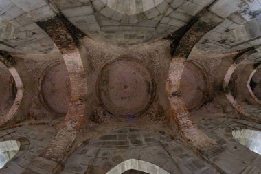 Gour bara duwari (12. kapı) veya bara sona mescidi, Hindistan 'ın batısında yer alan Gaur, West Bengal, Hindistan' da 13. ve 16. yüzyıllarda Bengal 'in başkenti olan küçük bir caminin kalıntılarıdır..