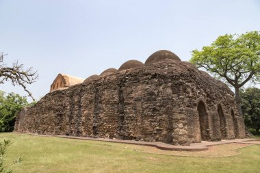 Lottan Mescidi, Hindistan 'ın batısında, Gaur' da 13. ve 16. yüzyıllarda Bengal 'in Müslüman nawabs' lerinin başkenti olan küçük bir caminin kalıntılarıdır..