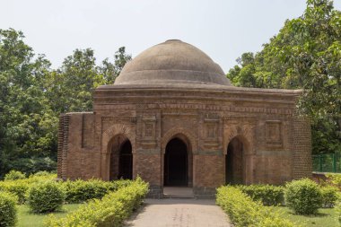 Chamkati Mescidi, Hindistan 'ın Batı Bengal kentindeki 13. ve 16. yüzyıllarda Bengal' deki Müslüman Nawabs 'in başkenti olan küçük bir caminin kalıntıları..