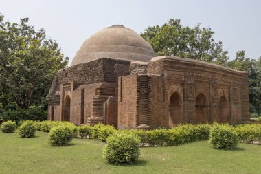 Chamkati Mescidi, Hindistan 'ın Batı Bengal kentindeki 13. ve 16. yüzyıllarda Bengal' deki Müslüman Nawabs 'in başkenti olan küçük bir caminin kalıntıları..