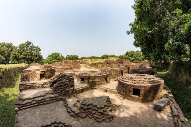 Ballal bati, Hindistan 'ın batı Bengal bölgesindeki 13. ve 16. yüzyıllarda Bengal' in Müslüman nawabs 'lerinin başkenti olan küçük bir caminin kalıntılarıdır..