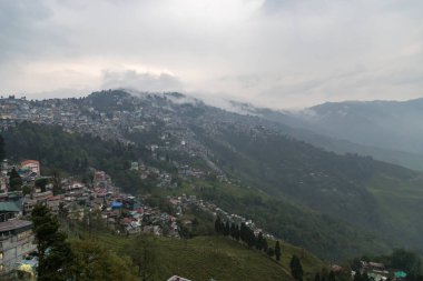 Darjeeling, Batı Bengal, Hindistan 'da bir dağ yamacında. Güneşin doğuşundaki muhteşem tepe manzarası.