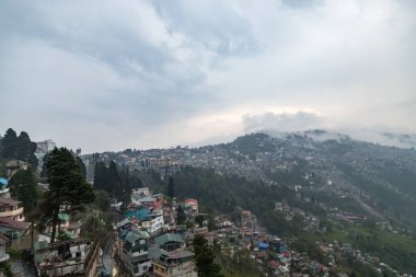 Darjeeling, Batı Bengal, Hindistan 'da bir dağ yamacında. Güneşin doğuşundaki muhteşem tepe manzarası.
